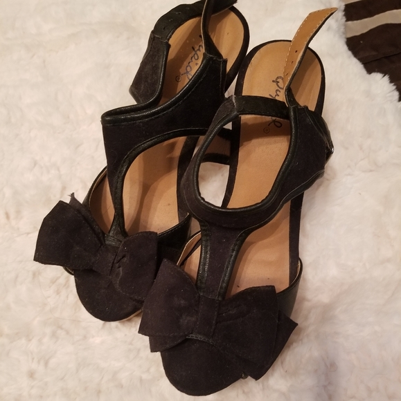 Shoes - Picture 3 of 4